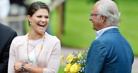 Victoria och pappa kungen har kul under firandet. Foto: Mikael Fritzon/TT